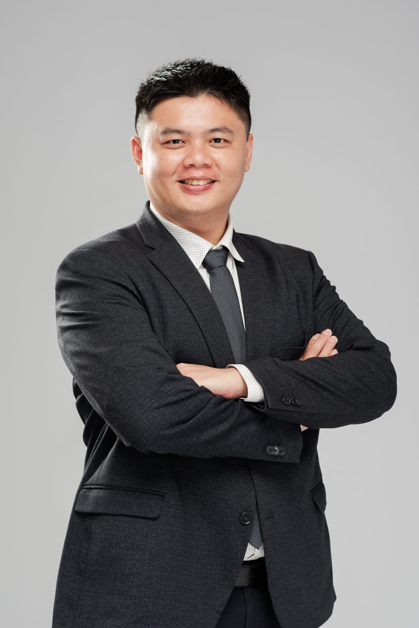 Hunter Foo 身穿深色西装的个人肖像